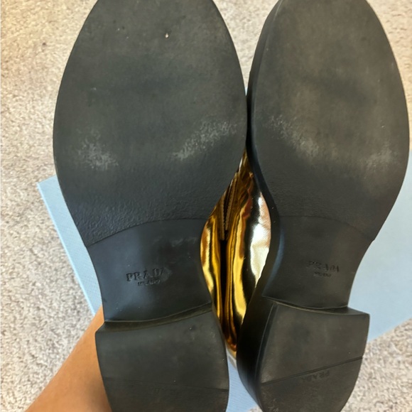 PRADA 
Metallic Brushed Calfskin Metal Triangle Logo 50mm Loafers 37,5 Platino. - Picture 7 of 9